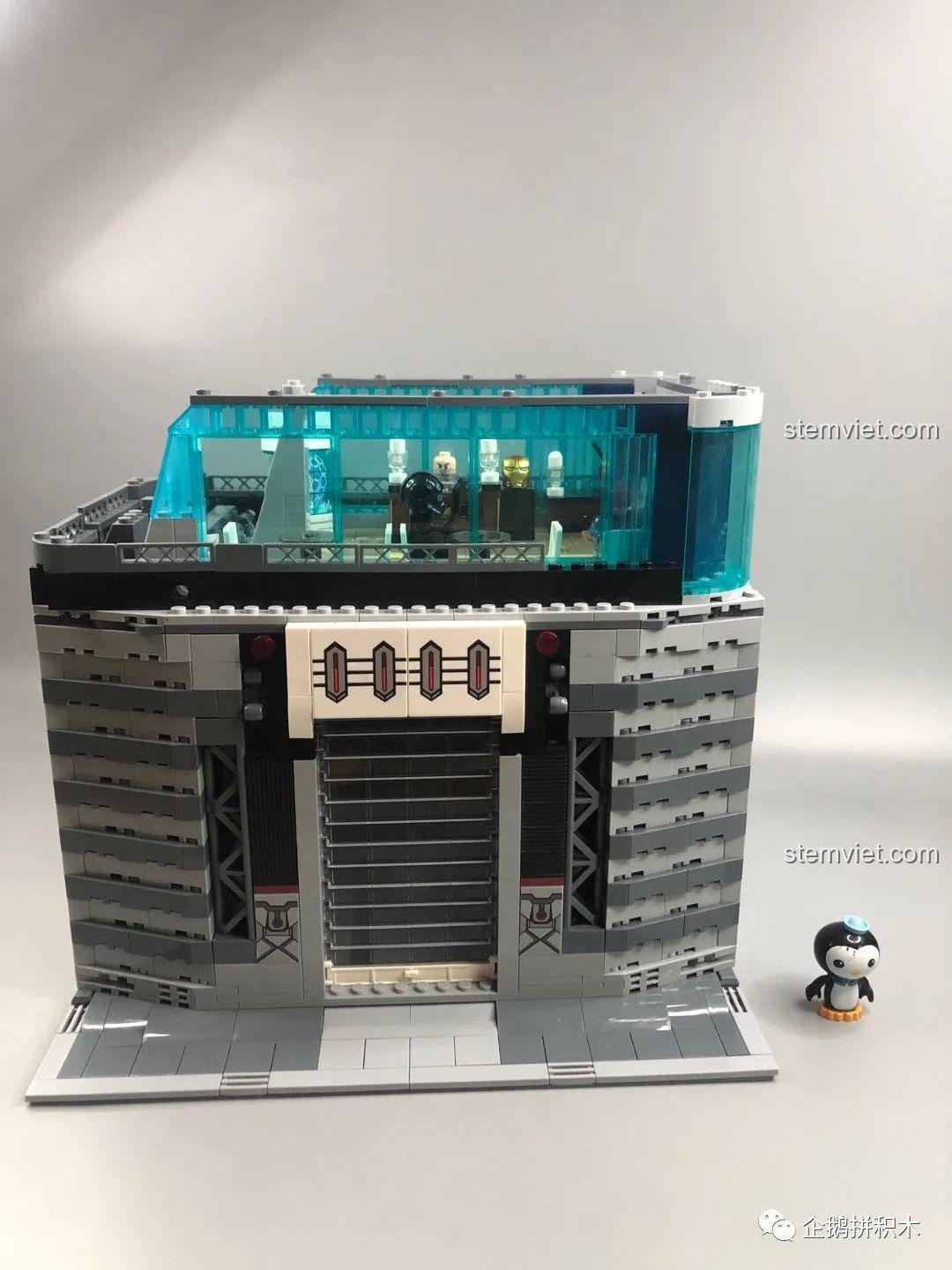 Tầng hai của bộ lắp ghép Tòa Tháp Avengers Taige 55120 được đặt lên tầng một, bắt đầu hình thành cấu trúc tòa tháp.