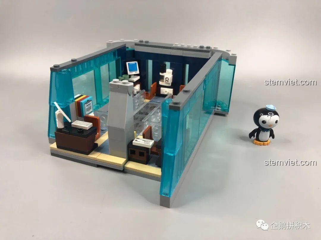 Tầng văn phòng của bộ lắp ghép Tòa Tháp Avengers Taige 55120 được đặt lên, cho thấy sự phát triển chiều cao của mô hình.