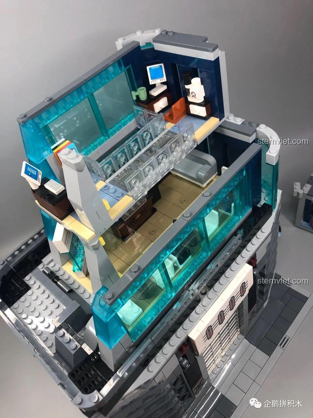 Khu vực tập gym trong bộ đồ chơi Tòa Tháp Avengers Taige 55120, với sàn đấu boxing và bao cát.