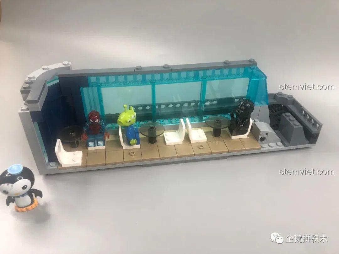 Khu vực tiếp khách phụ tầng hai của bộ đồ chơi Tòa Tháp Avengers Taige 55120, với các nhân vật ngoài hành tinh.