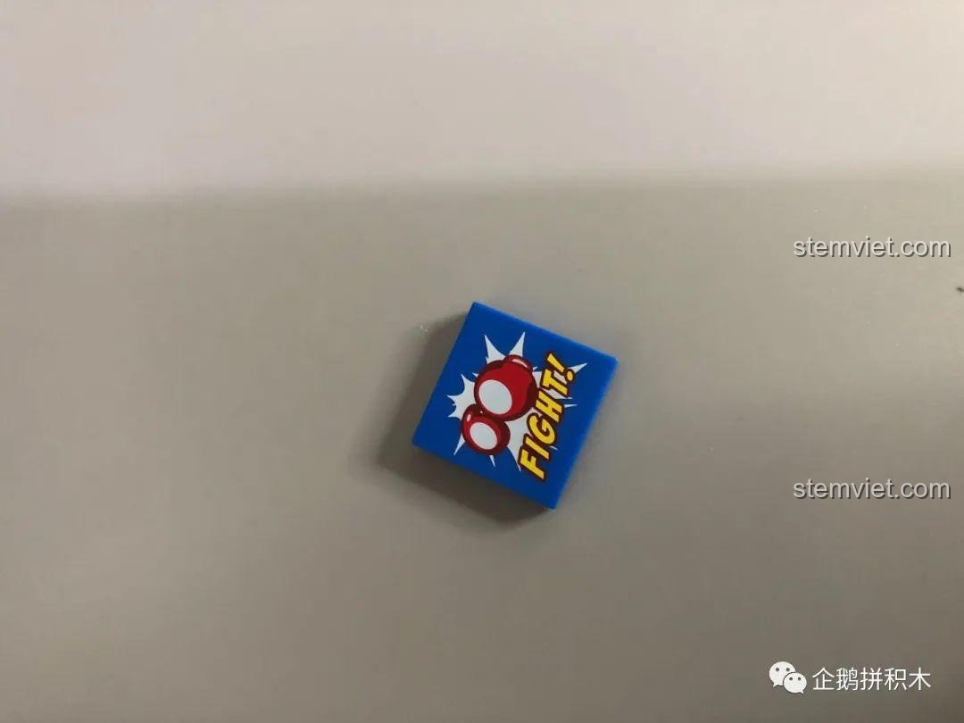 Khu vực văn phòng trong bộ lắp ghép Tòa Tháp Avengers Taige 55120, với các bàn làm việc và máy tính.