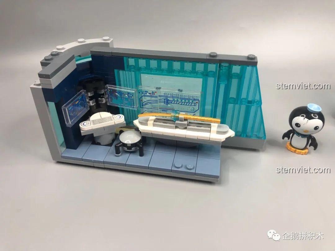 Góc nhìn từ trên cao xuống phòng thí nghiệm của bộ lắp ghép Tòa Tháp Avengers Taige 55120 khi đóng lại, cho thấy chi tiết nội thất.