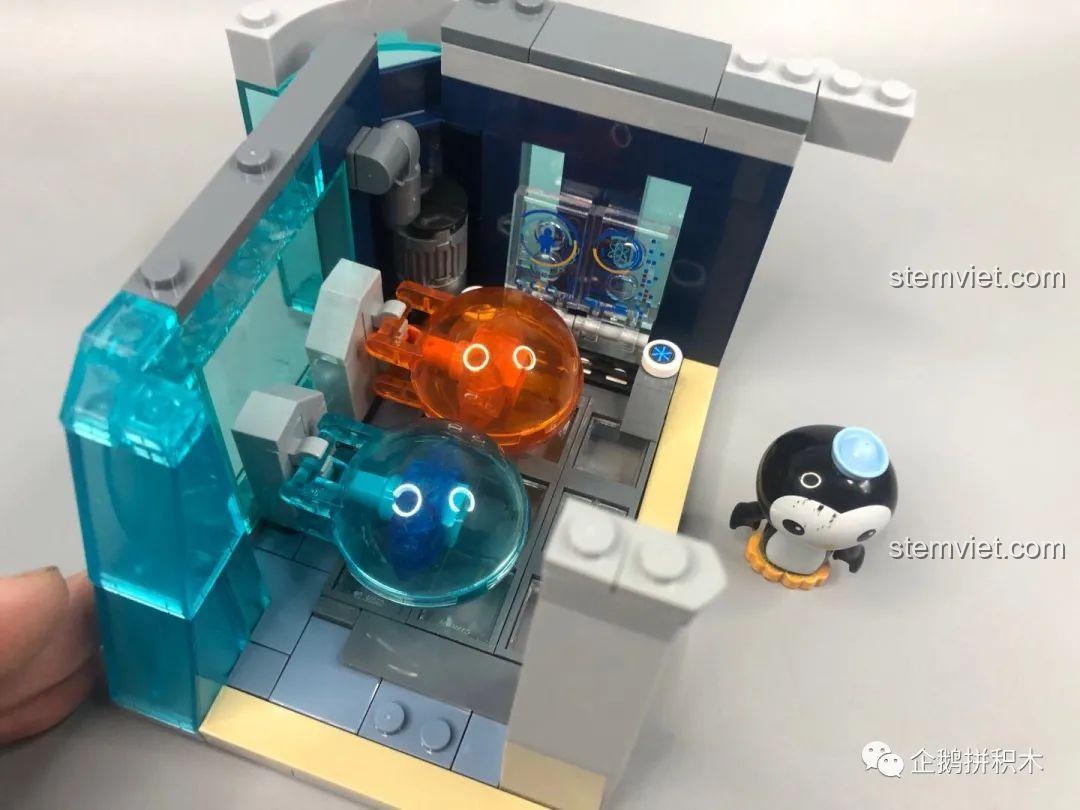 Phòng thí nghiệm của Tòa Tháp Avengers Taige 55120 khi mở ra, hiển thị không gian rộng rãi và đầy đủ thiết bị công nghệ cao.