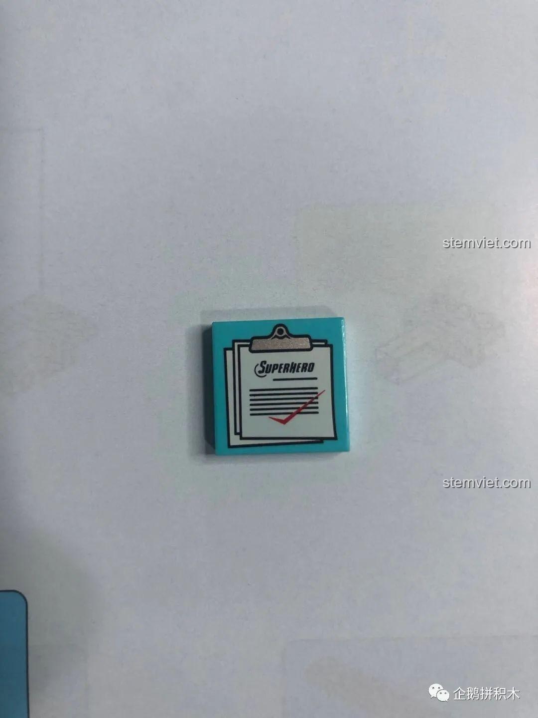 Mảnh in hình găng tay boxing 'Fight!' trong bộ đồ chơi Tòa Tháp Avengers Taige 55120, tăng tính chân thực cho mô hình.