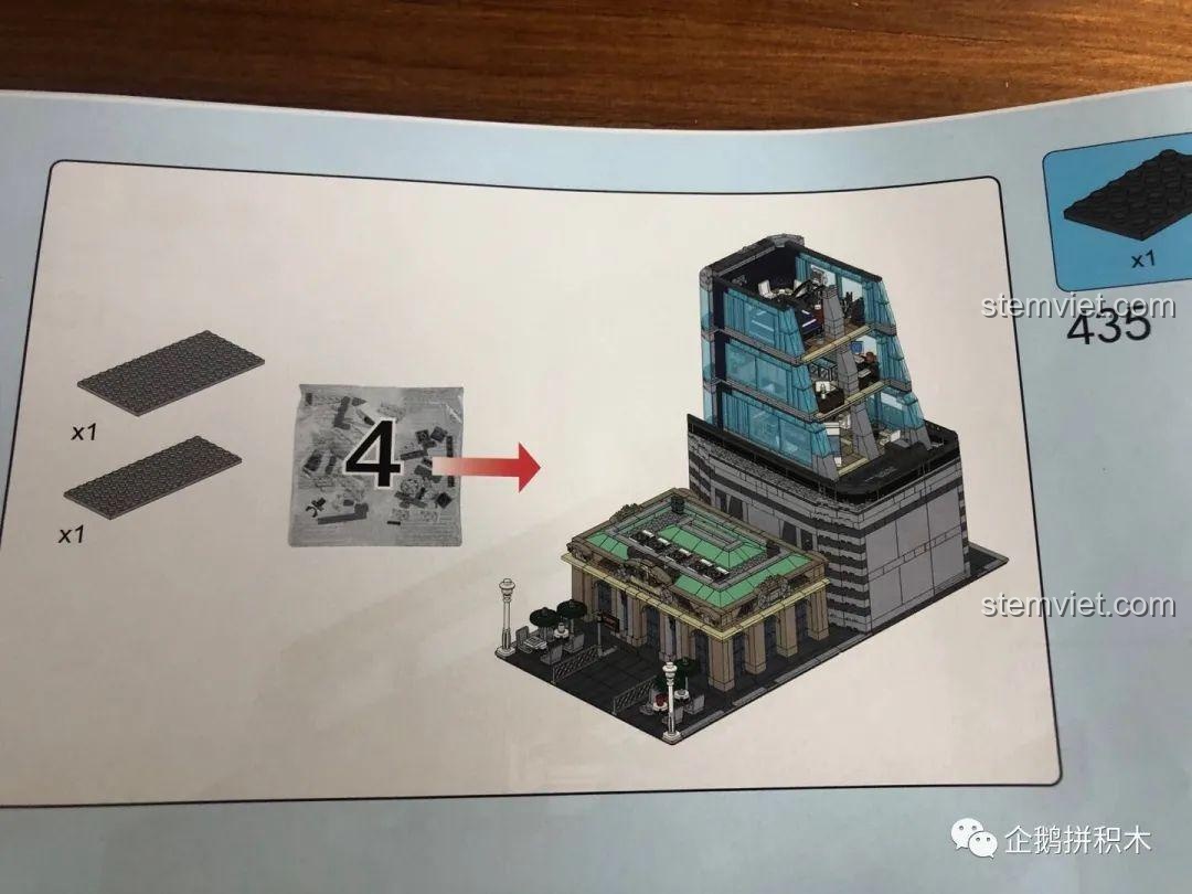 Mảnh in hình bảng báo cáo 'Superhero' trong bộ lắp ghép Tòa Tháp Avengers Taige 55120, thể hiện sự chú ý đến chi tiết.