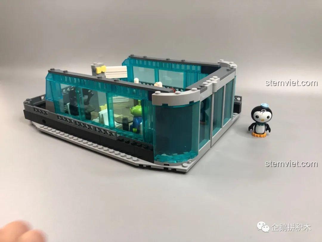 Mặt ngoài của tầng hai Tòa Tháp Avengers Taige 55120, nổi bật với các mảnh ghép trong suốt màu xanh dương.