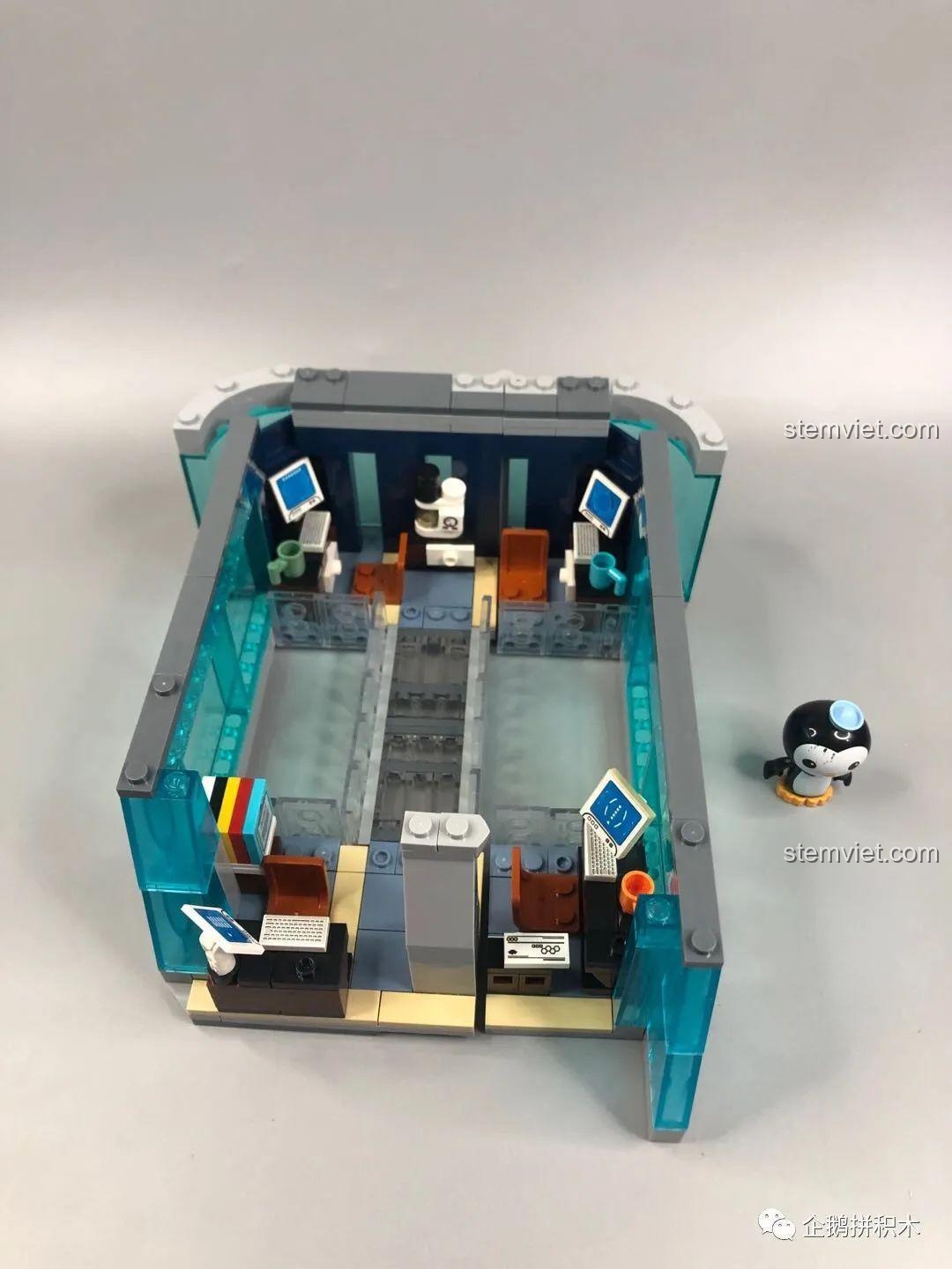 Mặt ngoài khu văn phòng của bộ đồ chơi Tòa Tháp Avengers Taige 55120, với các cửa sổ trong suốt màu xanh dương.