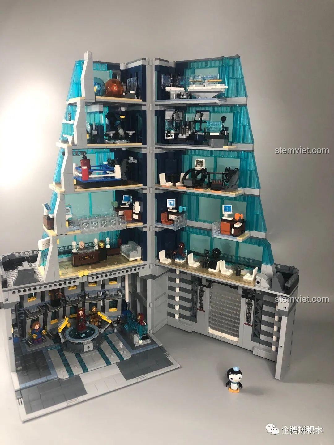 Góc nhìn phía sau của Tòa Tháp Avengers Taige 55120 khi đóng lại, cho thấy sự liền mạch và chắc chắn của các mảnh ghép.