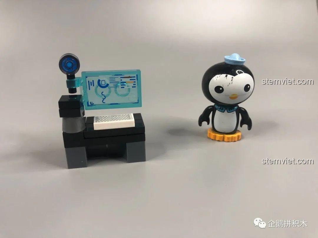 Góc nhìn phía sau của Tòa Tháp Avengers Taige 55120 khi đóng lại, cho thấy sự liền mạch và chắc chắn của các mảnh ghép.