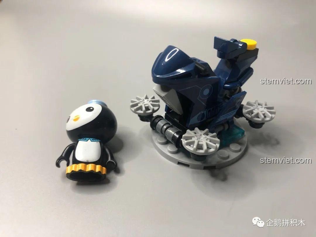 Phòng chiến đấu của bộ lắp ghép Tòa Tháp Avengers Taige 55120 hoàn thiện với xe máy và các loại vũ khí.