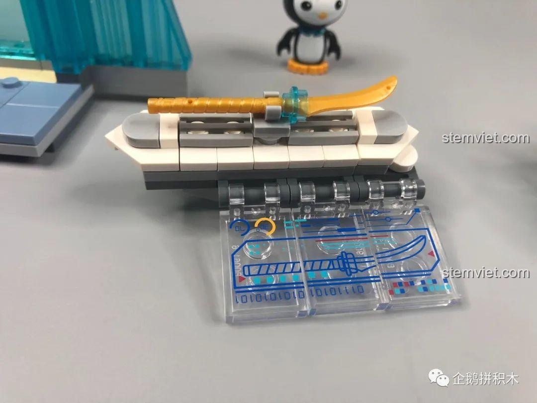 Phòng thí nghiệm của Tòa Tháp Avengers Taige 55120 hoàn thiện với đầy đủ thiết bị, bao gồm màn hình, bàn làm việc và vũ khí.