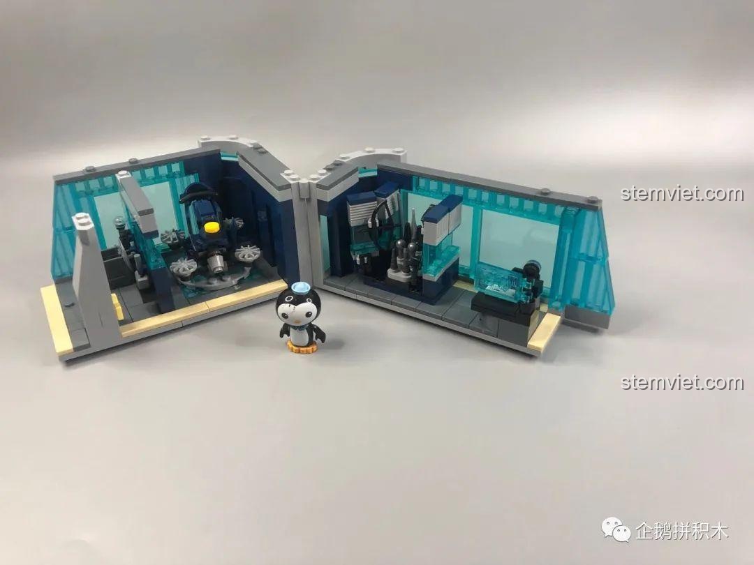 Phòng thí nghiệm trong bộ lắp ghép Tòa Tháp Avengers Taige 55120, với màn hình cảm ứng và thiết bị công nghệ cao.