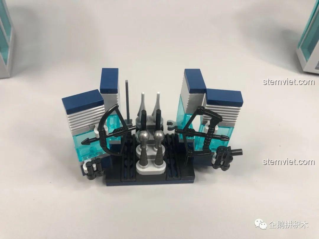 Phòng thí nghiệm khoa học viễn tưởng trong bộ đồ chơi Tòa Tháp Avengers Taige 55120, với màn hình cảm ứng và thiết bị công nghệ cao.