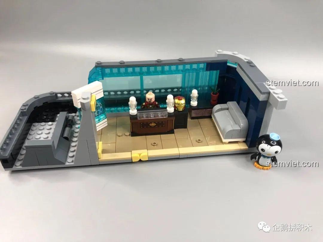 Quá trình lắp ráp sảnh tiếp khách tầng hai của bộ đồ chơi Tòa Tháp Avengers Taige 55120, với quầy lễ tân và sofa.