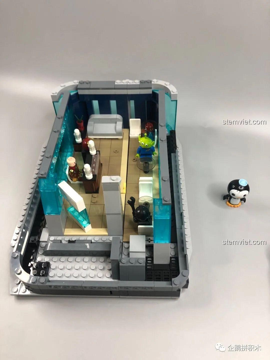 Góc nhìn từ trên cao xuống tầng hai của bộ đồ chơi Tòa Tháp Avengers Taige 55120 khi đóng lại, cho thấy chi tiết nội thất.