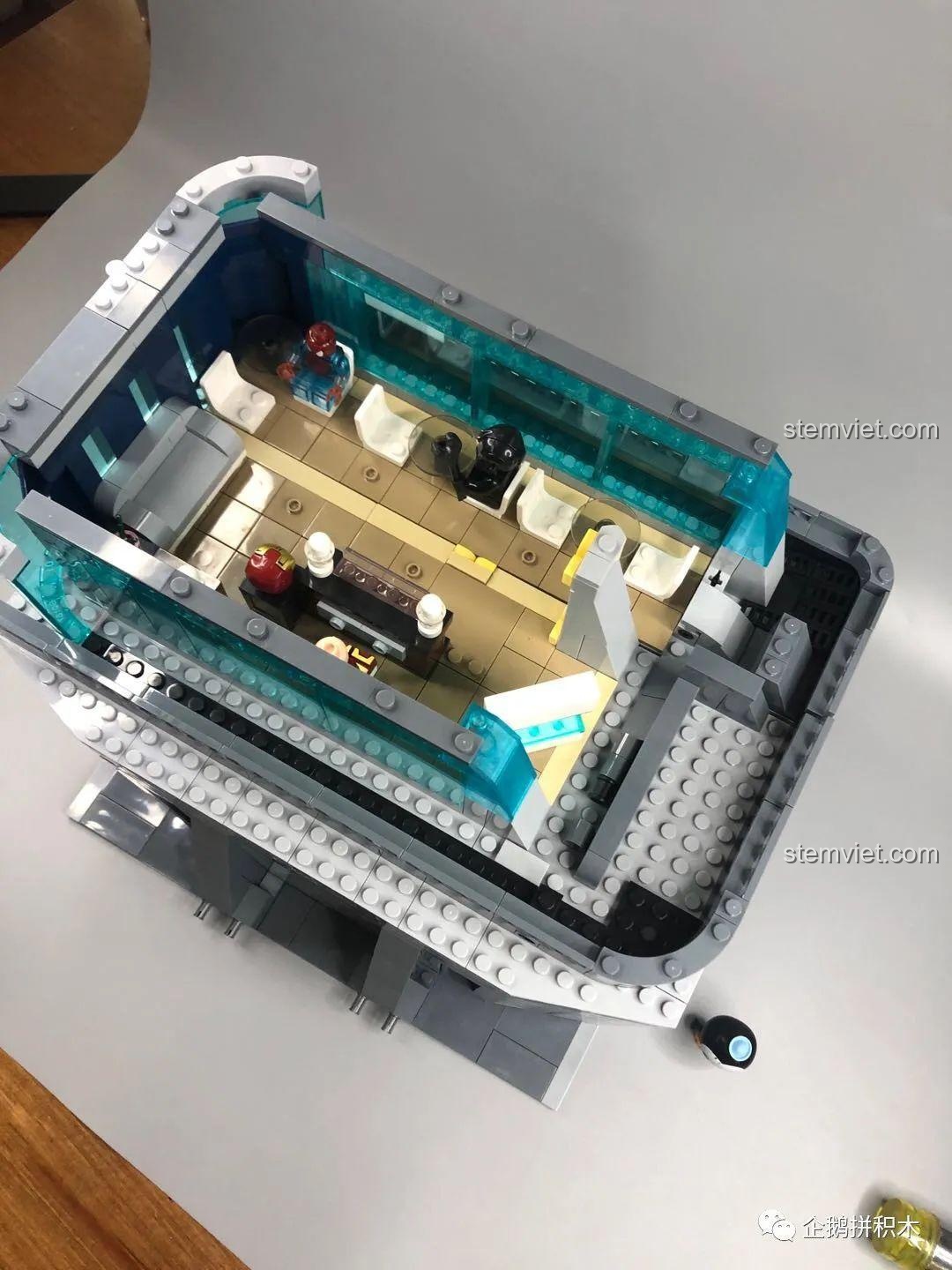 Tầng hai của bộ đồ chơi Tòa Tháp Avengers Taige 55120 khi mở ra và kết nối với tầng một, tạo không gian nội thất rộng lớn.