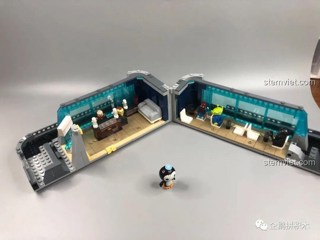 Góc nhìn từ trên cao xuống tầng hai của bộ lắp ghép Tòa Tháp Avengers Taige 55120 khi mở ra, hiển thị đầy đủ nội thất.