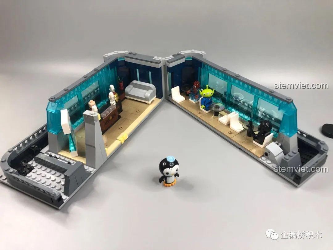 Hai phần của tầng hai Tòa Tháp Avengers Taige 55120 được mở ra, cho thấy thiết kế có thể mở rộng.