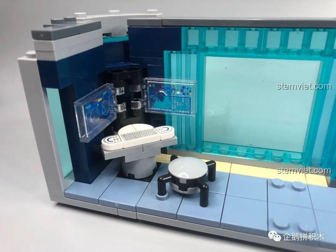 Thanh kiếm 'Loki's scepter' và màn hình hiển thị trong phòng thí nghiệm của bộ đồ chơi Tòa Tháp Avengers Taige 55120.