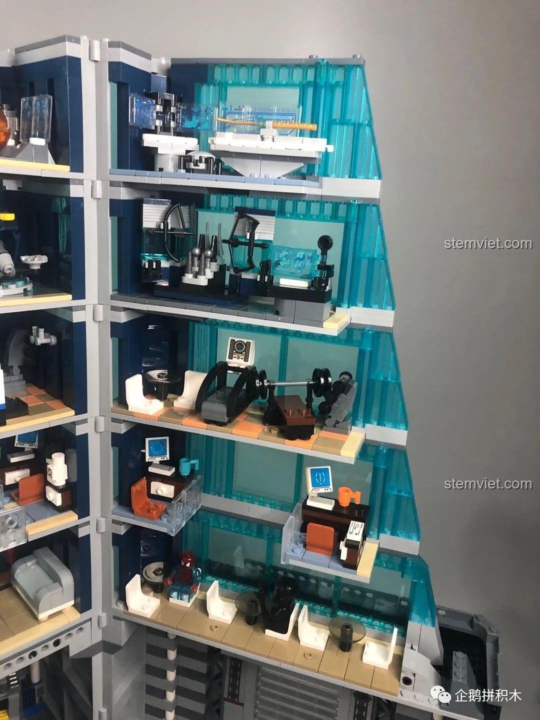 Tòa Tháp Avengers Taige 55120 khi đóng lại, thể hiện thiết kế kiến trúc vững chắc và ấn tượng từ bên ngoài.