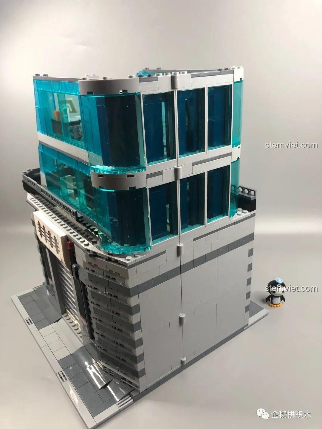 Toàn cảnh khu tập gym trong bộ lắp ghép Tòa Tháp Avengers Taige 55120, với sàn đấu boxing, tạ và các thiết bị tập luyện khác.