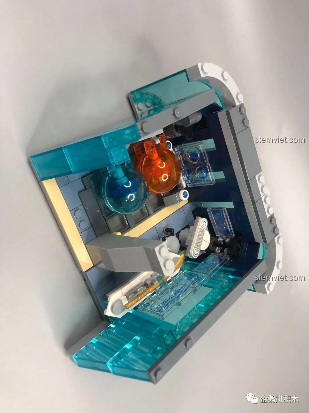 Toàn cảnh Tòa Tháp Avengers Taige 55120 khi mở ra, hiển thị đầy đủ các tầng và nội thất chi tiết bên trong, một công trình kiến trúc đồ sộ.