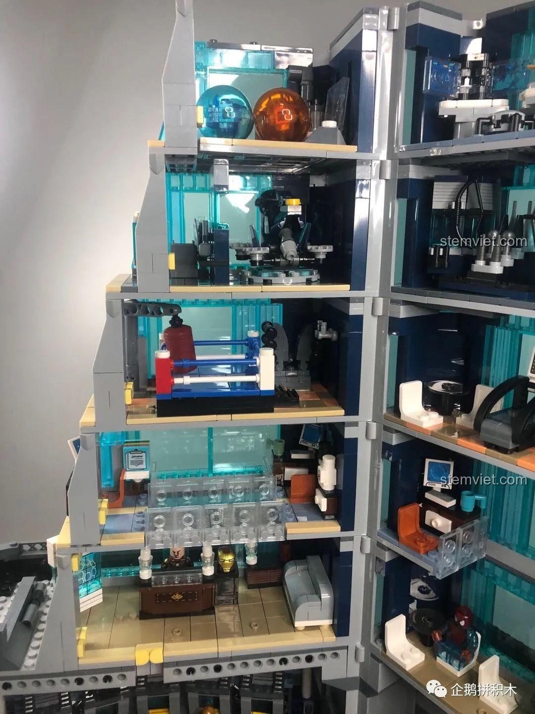 Toàn cảnh Tòa Tháp Avengers Taige 55120 khi mở ra, hiển thị đầy đủ các tầng và nội thất chi tiết bên trong, một công trình kiến trúc đồ sộ.