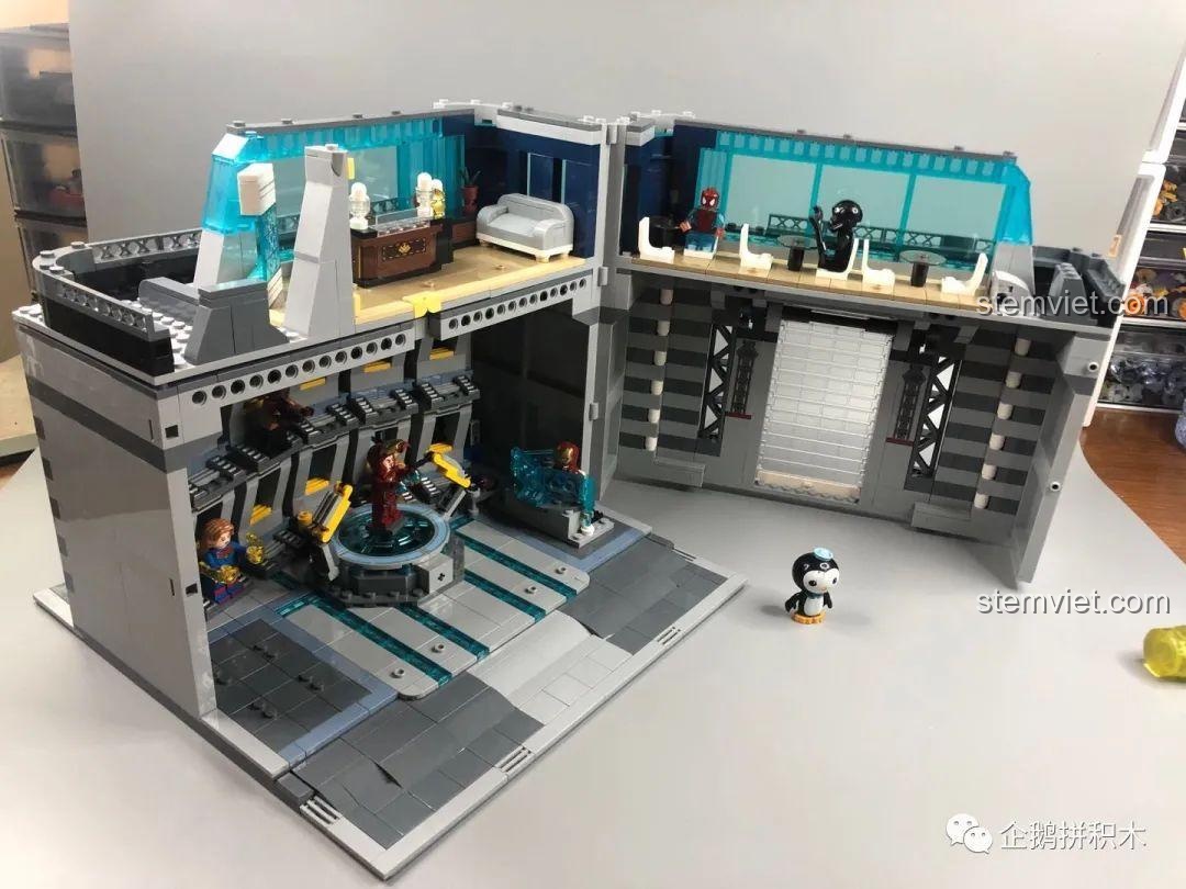 Toàn cảnh tầng một và tầng hai của bộ lắp ghép Tòa Tháp Avengers Taige 55120 khi mở ra, hiển thị đầy đủ nội thất và các chi tiết.