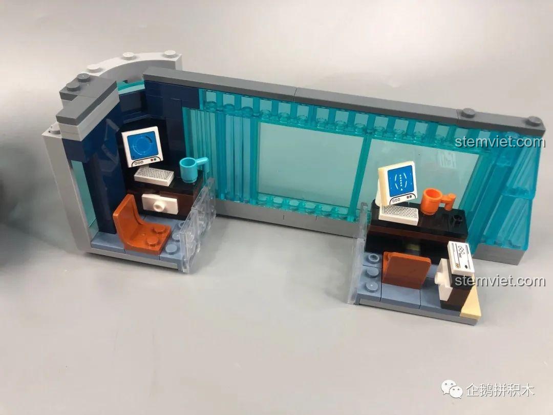 Toàn cảnh khu văn phòng của Tòa Tháp Avengers Taige 55120 khi mở ra, hiển thị không gian rộng rãi và các chi tiết nội thất.