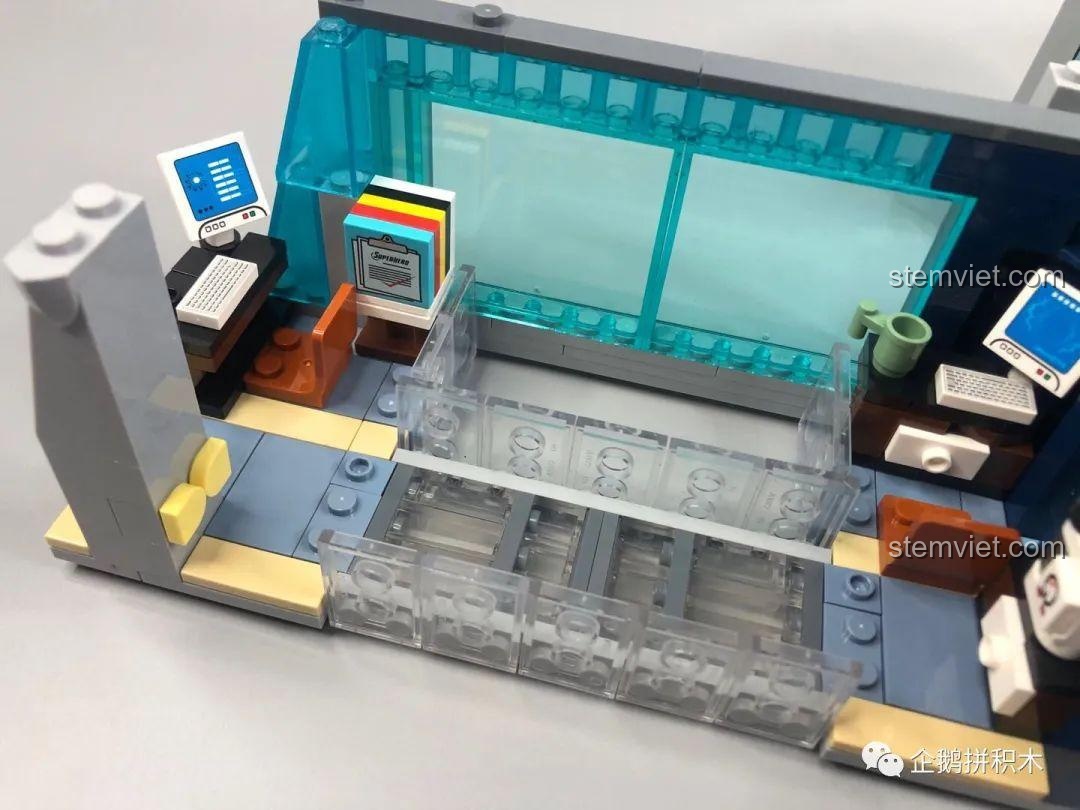 Khu vực văn phòng với hai bàn làm việc đối diện trong bộ lắp ghép Tòa Tháp Avengers Taige 55120.