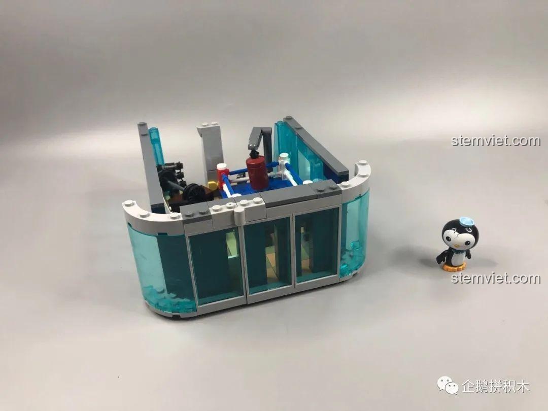 Chi tiết xe máy tương lai và vũ khí trong phòng chiến đấu của bộ lắp ghép Tòa Tháp Avengers Taige 55120.