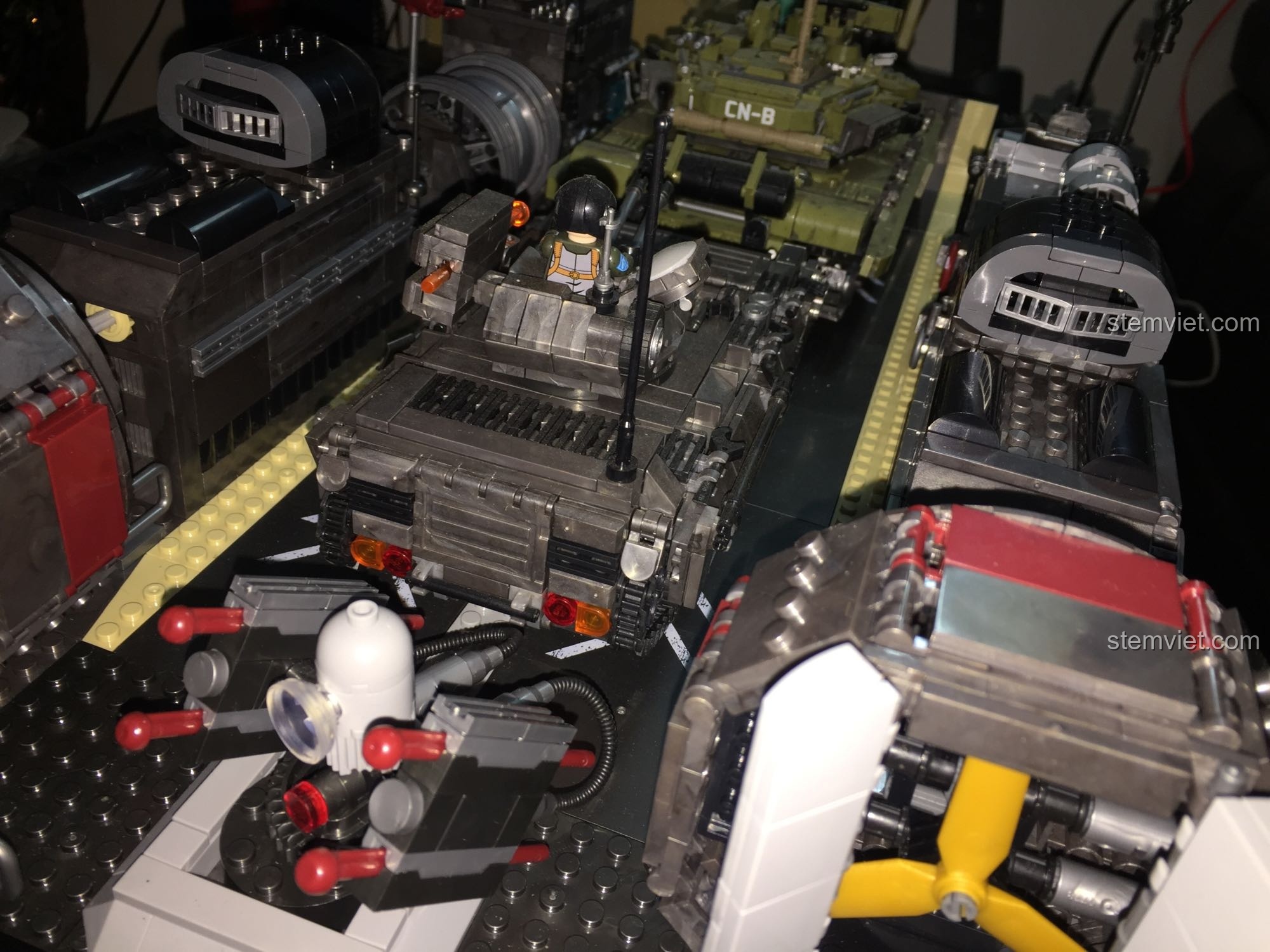 Góc nhìn chi tiết bên trong khoang chứa của tàu đổ bộ đệm khí XINGBAO XB-06019, với một phương tiện quân sự nhỏ và các chi tiết nội thất được lắp ráp tỉ mỉ, tăng tính chân thực.