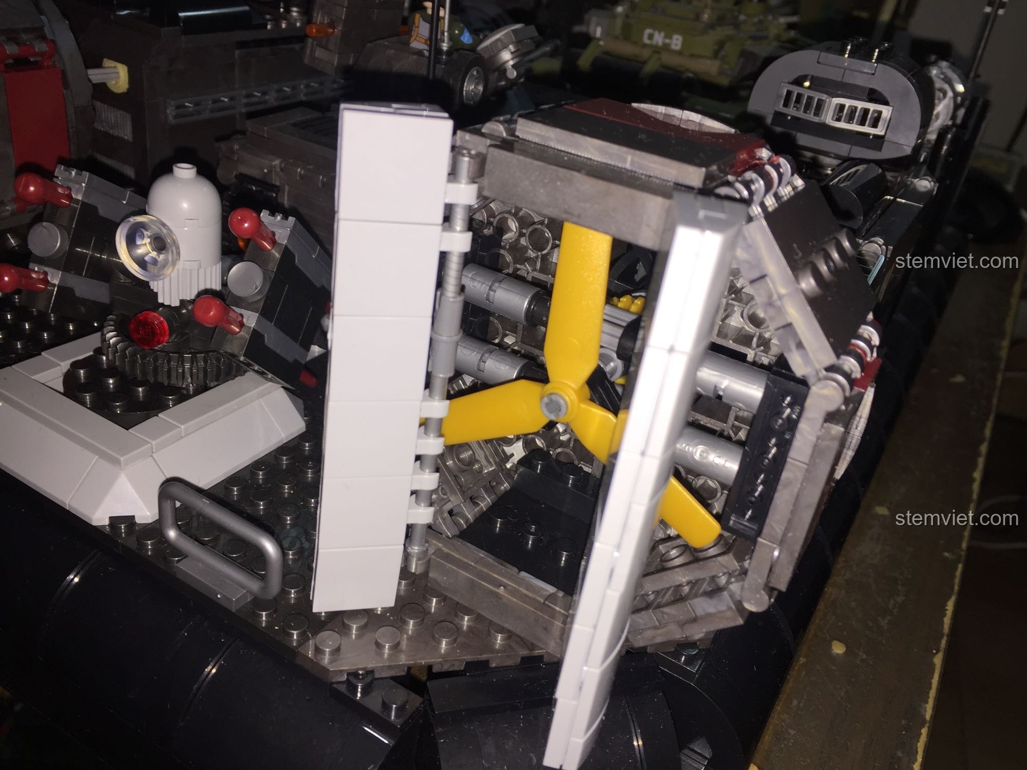 Cận cảnh chi tiết động cơ và cánh quạt phía sau của tàu đổ bộ đệm khí XINGBAO XB-06019, thể hiện sự tinh xảo trong thiết kế và khả năng tái tạo chân thực các bộ phận cơ khí.