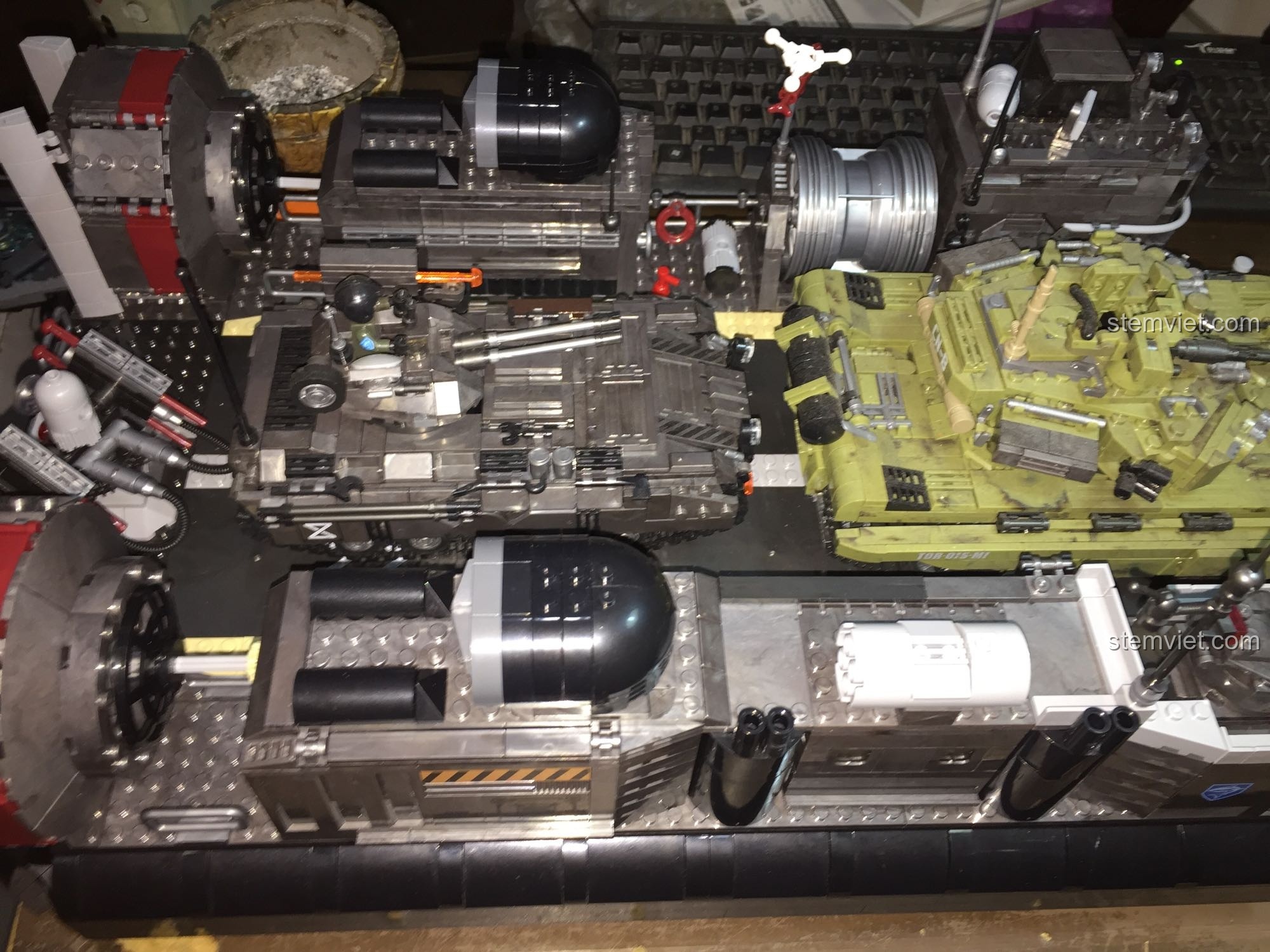 Ảnh chụp từ trên cao khoang chứa của tàu đổ bộ đệm khí XINGBAO XB-06019, cho thấy không gian rộng rãi và khả năng chứa nhiều phương tiện quân sự khác nhau, tăng giá trị chơi.