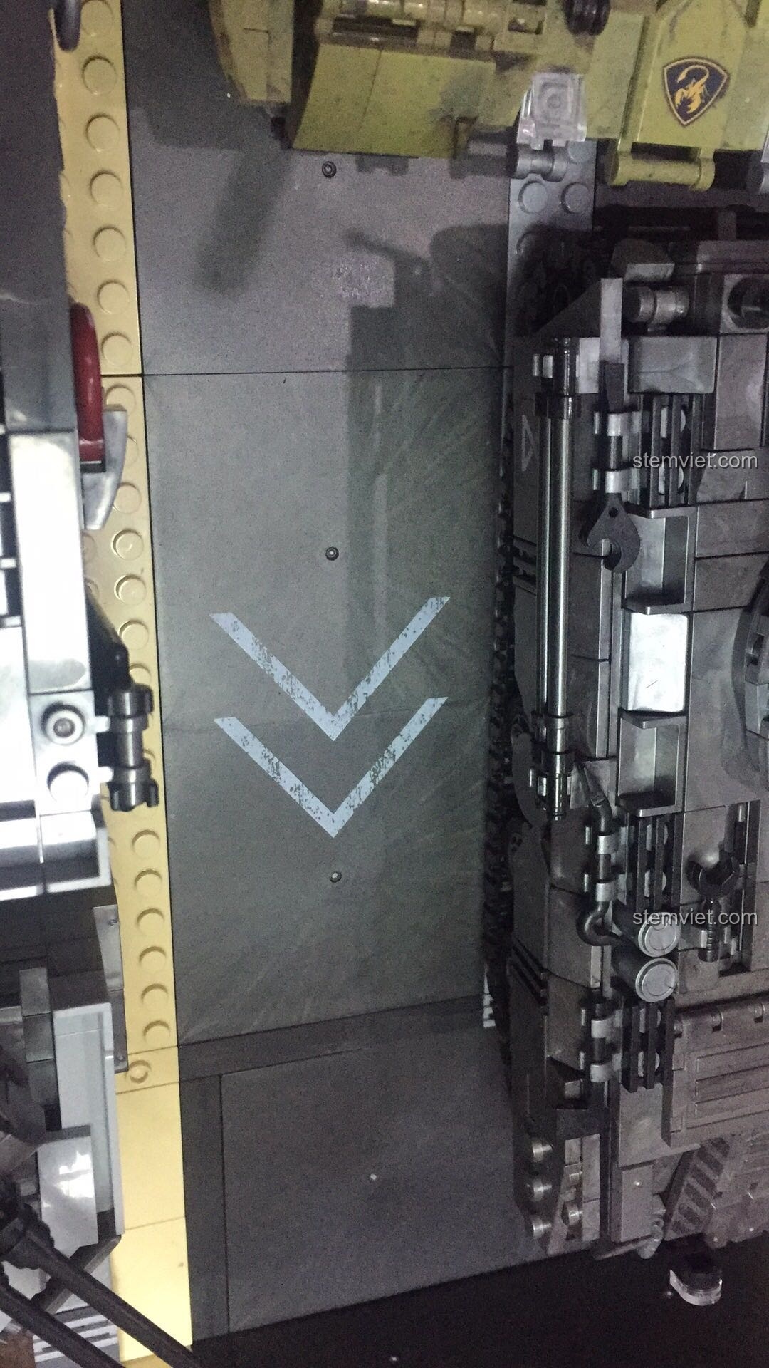 Hình ảnh mặt sàn và đường dẫn của tàu đổ bộ đệm khí XINGBAO XB-06019, với các ký hiệu chỉ dẫn rõ ràng, giúp xe tăng dễ dàng lên xuống, tăng tính chân thực cho mô hình.