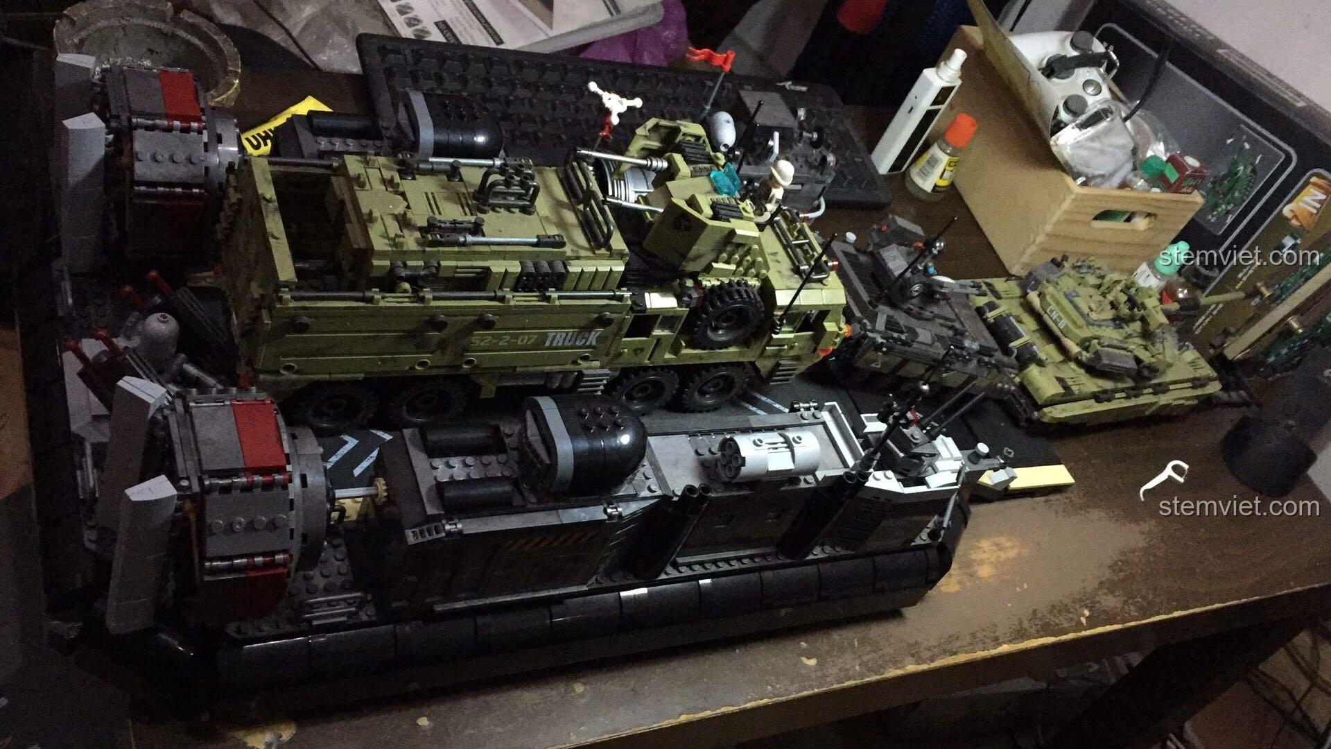 Tổng quan bộ lắp ráp tàu đổ bộ đệm khí XINGBAO XB-06019 đã hoàn thành, cùng với các phương tiện quân sự khác, tạo nên một cảnh quan chiến trường sống động và ấn tượng.