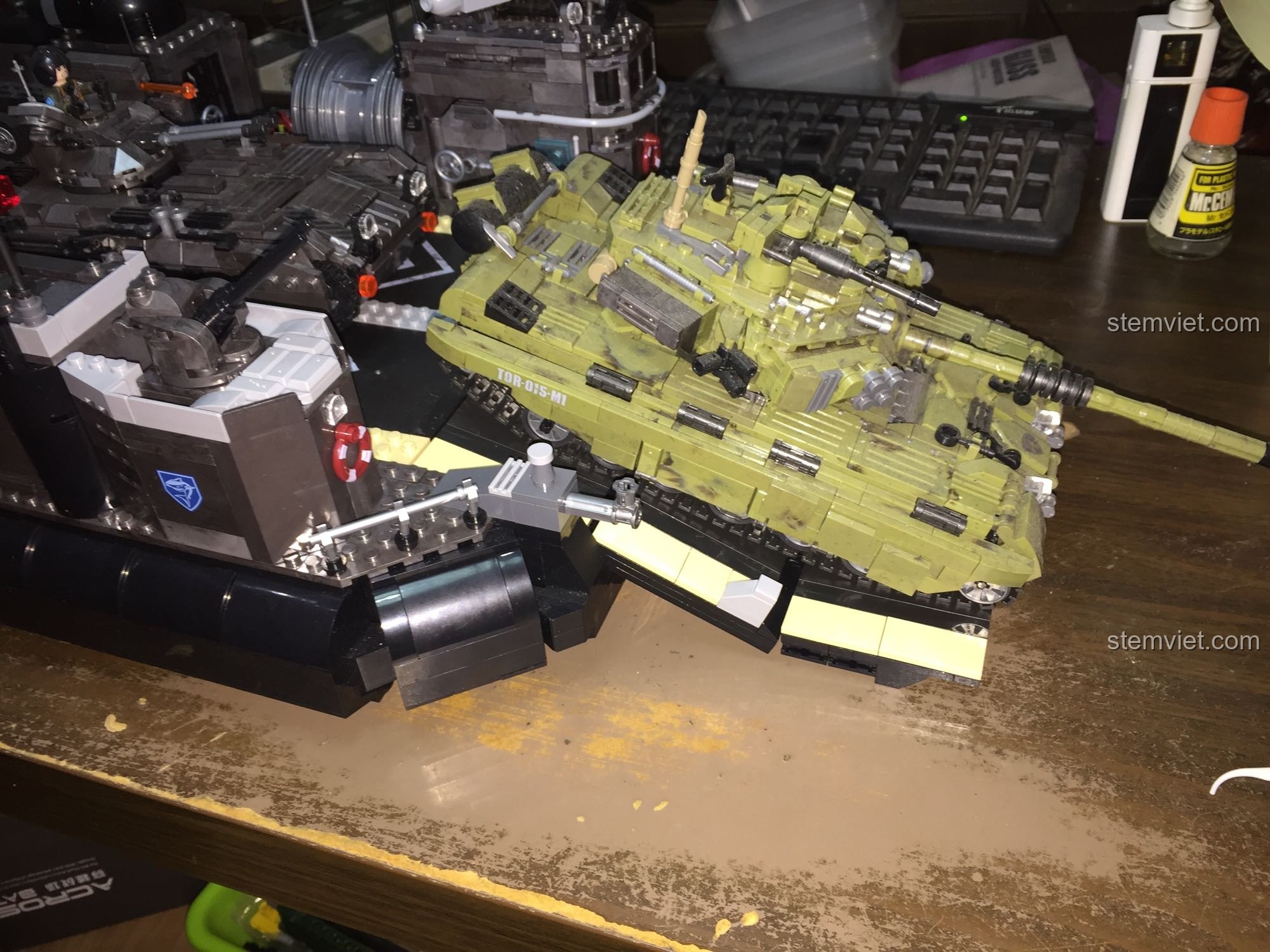 Cảnh xe tăng đang di chuyển lên tàu đổ bộ đệm khí XINGBAO XB-06019, thể hiện khả năng vận chuyển linh hoạt và chi tiết của mô hình, tạo nên một cảnh tượng chiến đấu chân thực.