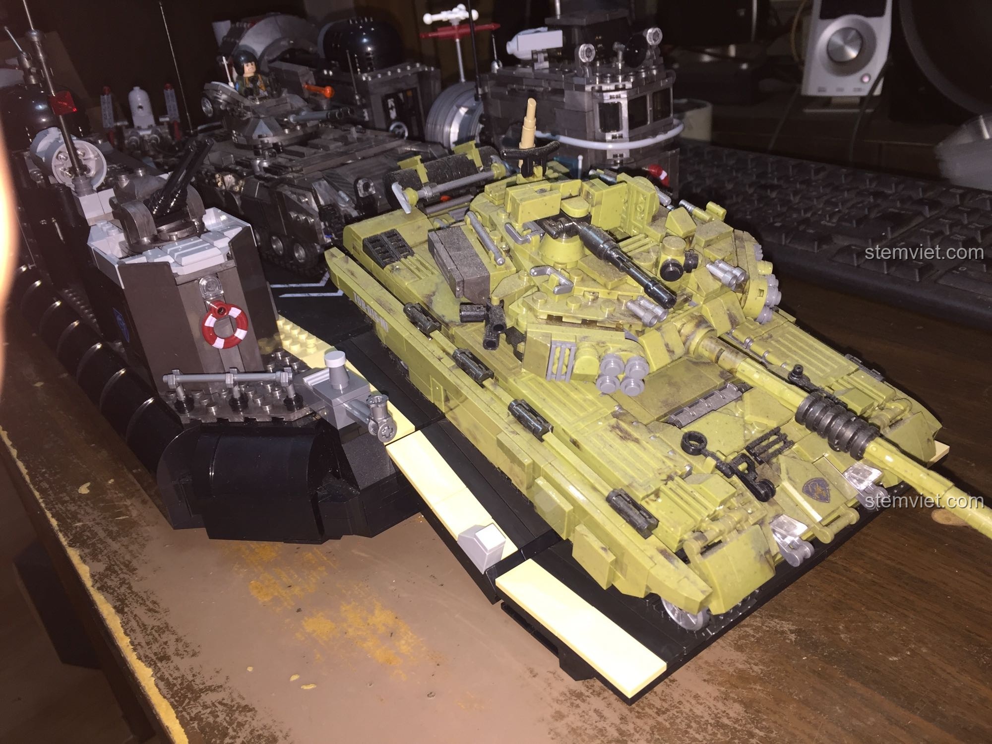 Góc nhìn toàn cảnh xe tăng đã được xếp gọn gàng trên tàu đổ bộ đệm khí XINGBAO XB-06019, thể hiện sự kết hợp hoàn hảo giữa các mô hình quân sự, tăng tính tương tác.