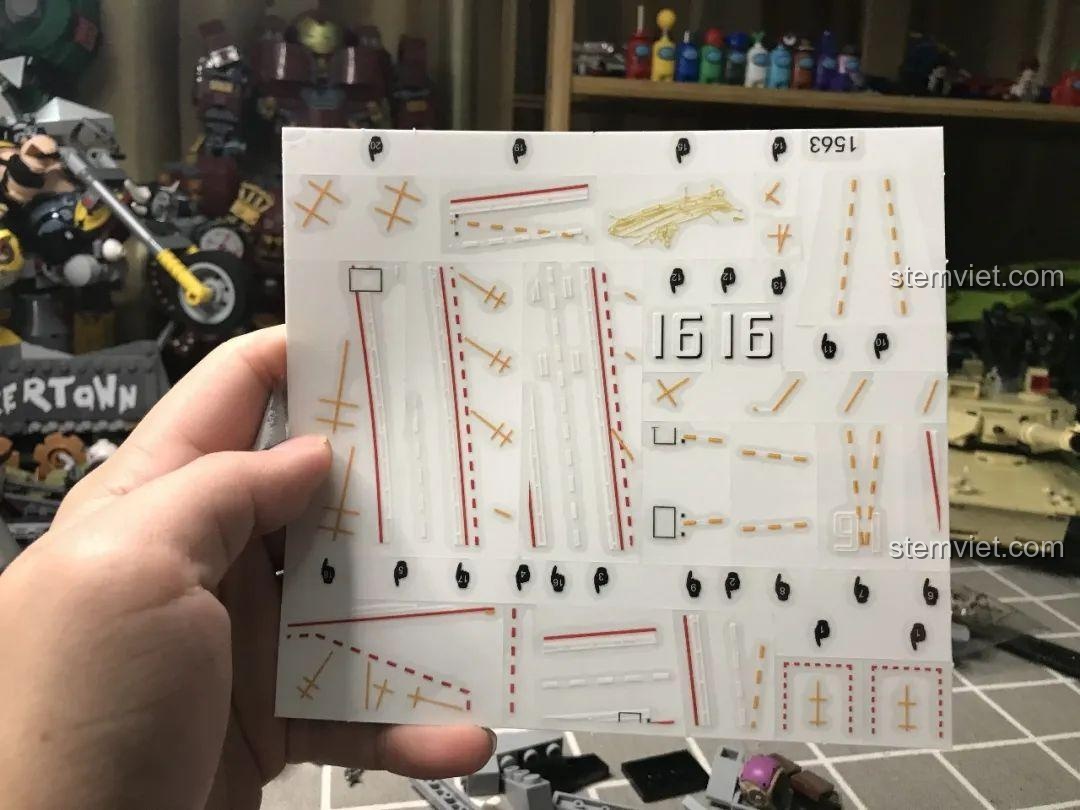 Tấm decal chuyển nhiệt với các chi tiết đường băng và ký hiệu cho bộ lắp ghép Tàu Sân Bay Liêu Ninh 1563.