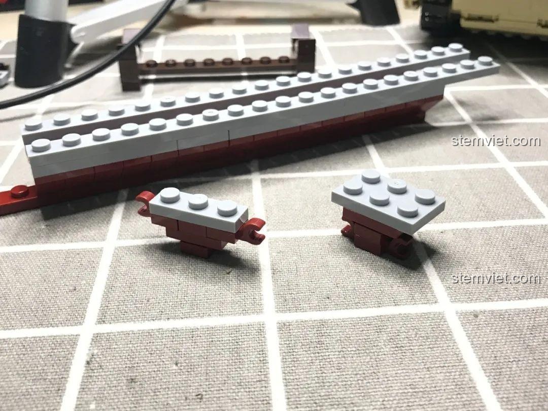 Các chi tiết nhỏ ở phần đuôi tàu sân bay Liêu Ninh 1563 đang được lắp ráp.