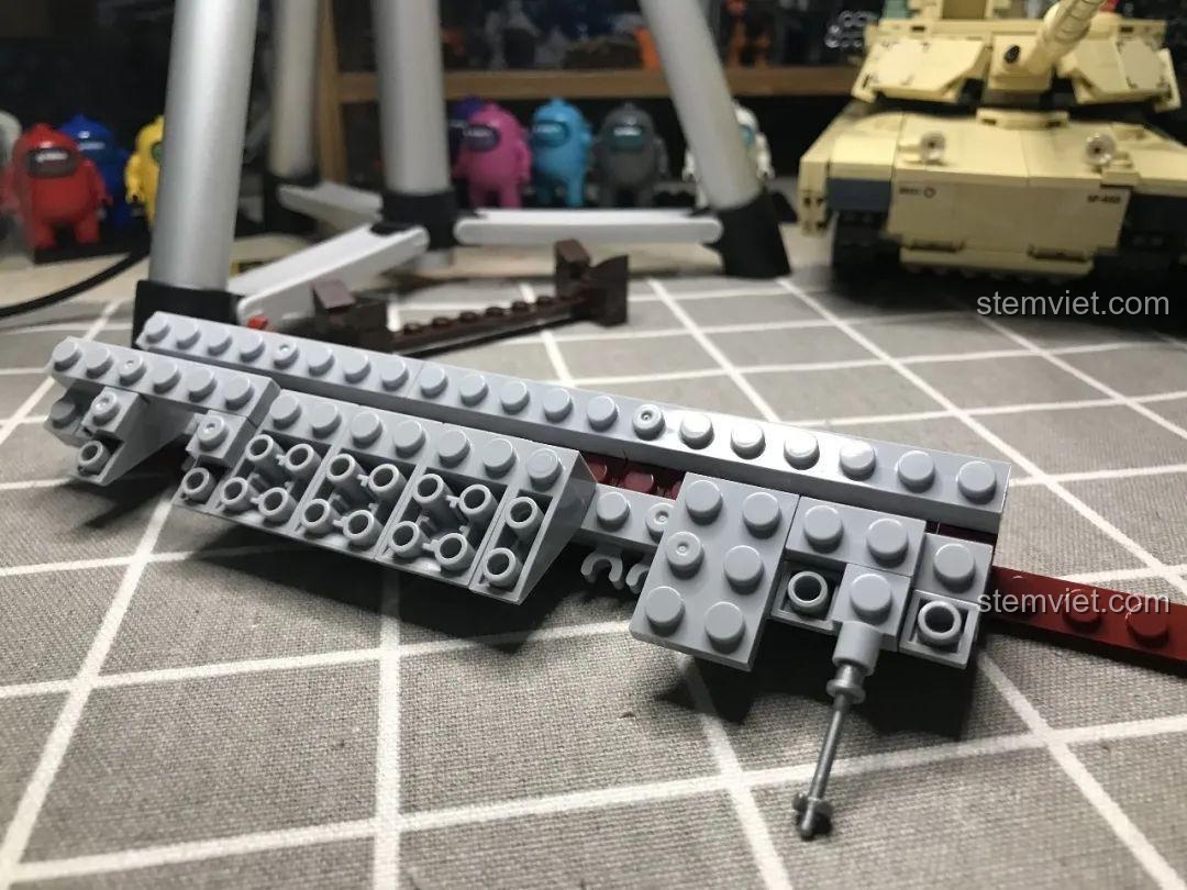 Các chi tiết bên hông tàu sân bay Liêu Ninh 1563 đang được lắp ráp, tăng tính chân thực.