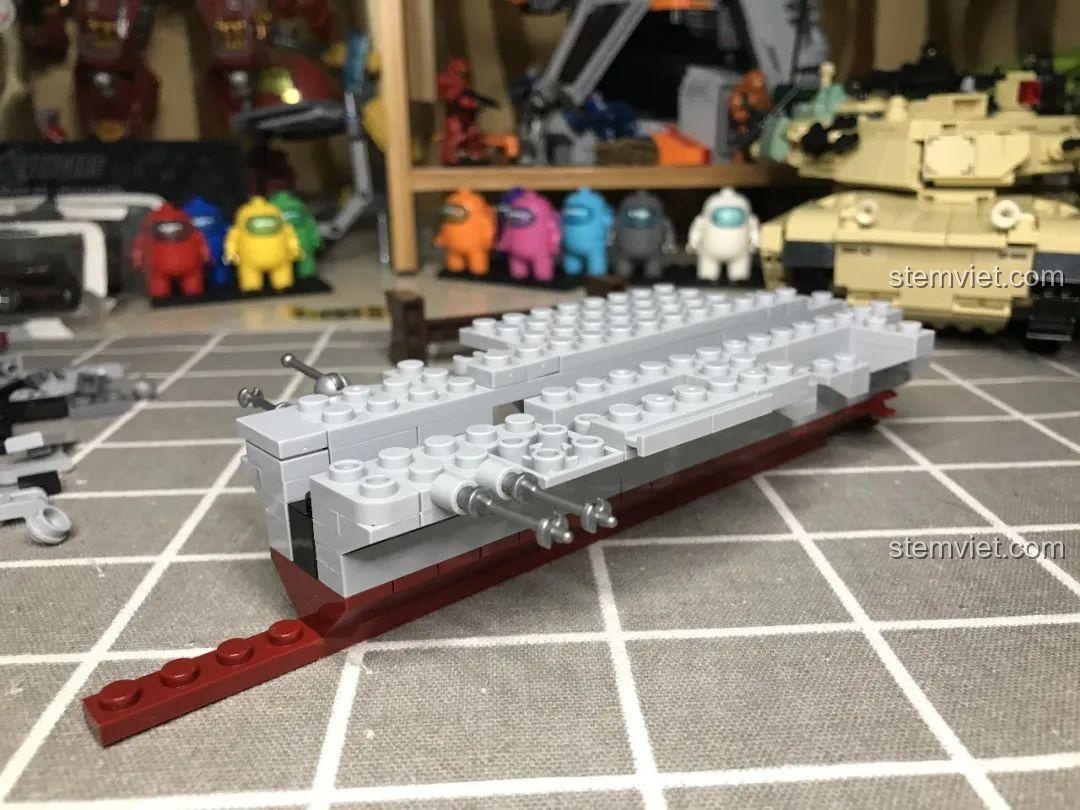 Thân tàu sân bay Liêu Ninh 1563 đã có hình dáng rõ ràng, với các chi tiết súng và cấu trúc phụ.