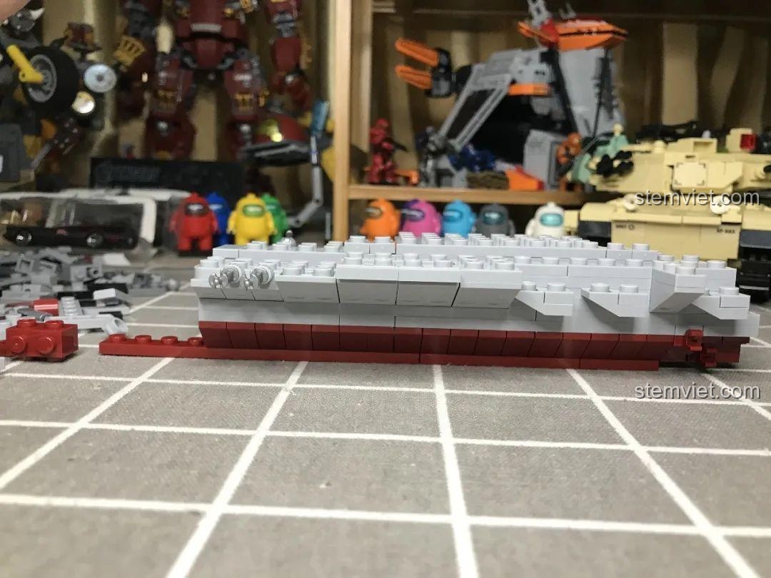 Góc nhìn ngang của thân tàu sân bay Liêu Ninh 1563, thể hiện sự cân đối và vững chãi.