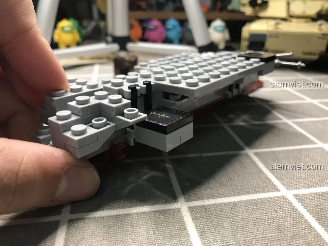 Một phần đuôi tàu sân bay Liêu Ninh 1563 được thêm vào, kéo dài mô hình.