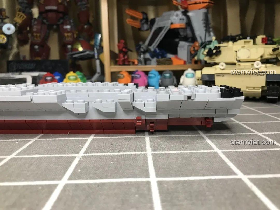 Boong tàu sân bay Liêu Ninh 1563 đang được lắp ráp từ các mảnh ghép màu đen.