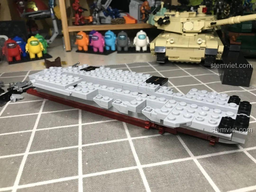 Các decal được dán lên boong tàu sân bay Liêu Ninh 1563, tái hiện đường băng và ký hiệu.