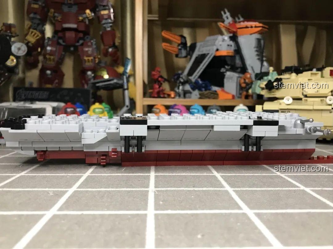 Boong tàu sân bay Liêu Ninh 1563 hoàn thiện với các đường kẻ và ký hiệu rõ nét, màu sắc decal tốt.