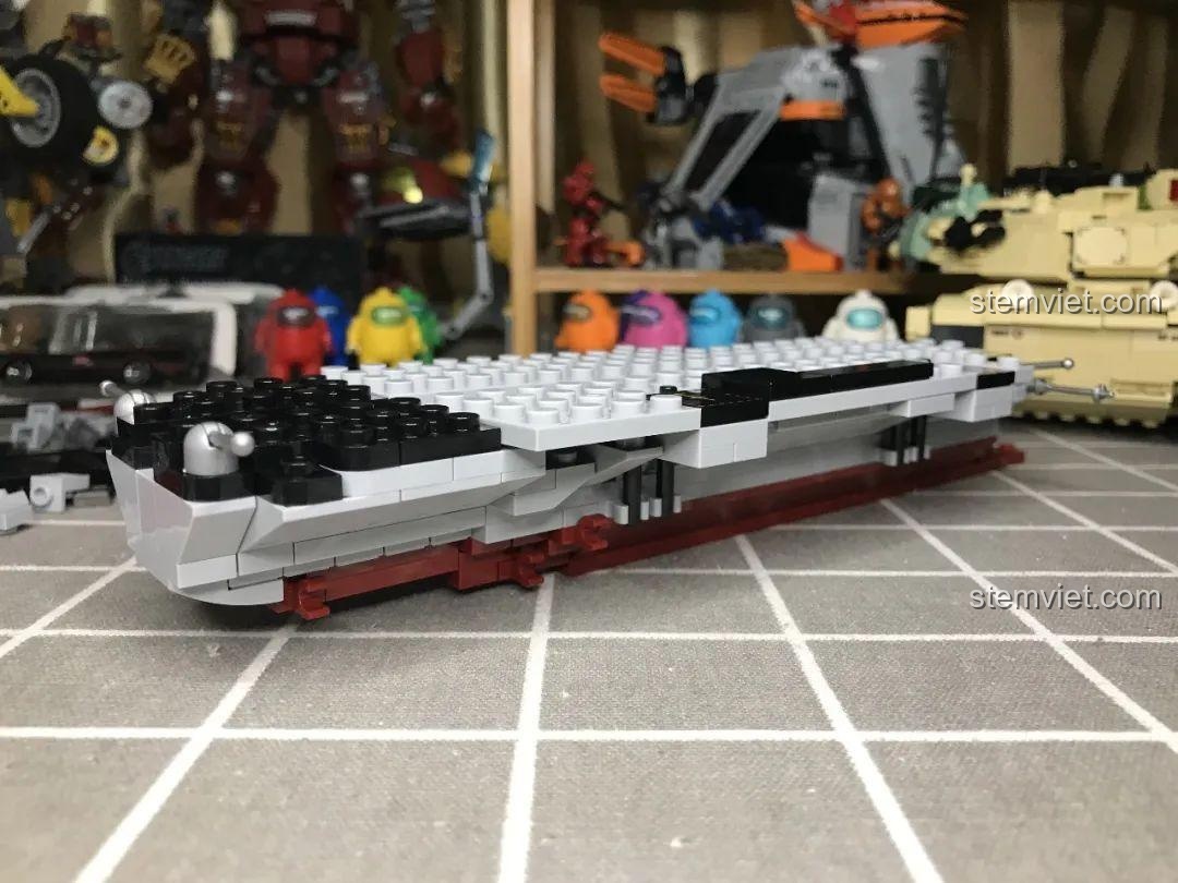 Góc nhìn từ trên cao xuống boong tàu sân bay Liêu Ninh 1563, thể hiện sự rộng lớn và chi tiết.