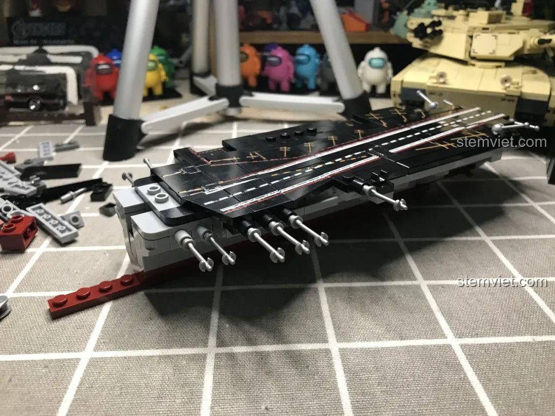 Cận cảnh mũi tàu sân bay Liêu Ninh 1563, thấy rõ chi tiết số hiệu và đường cong đặc trưng.