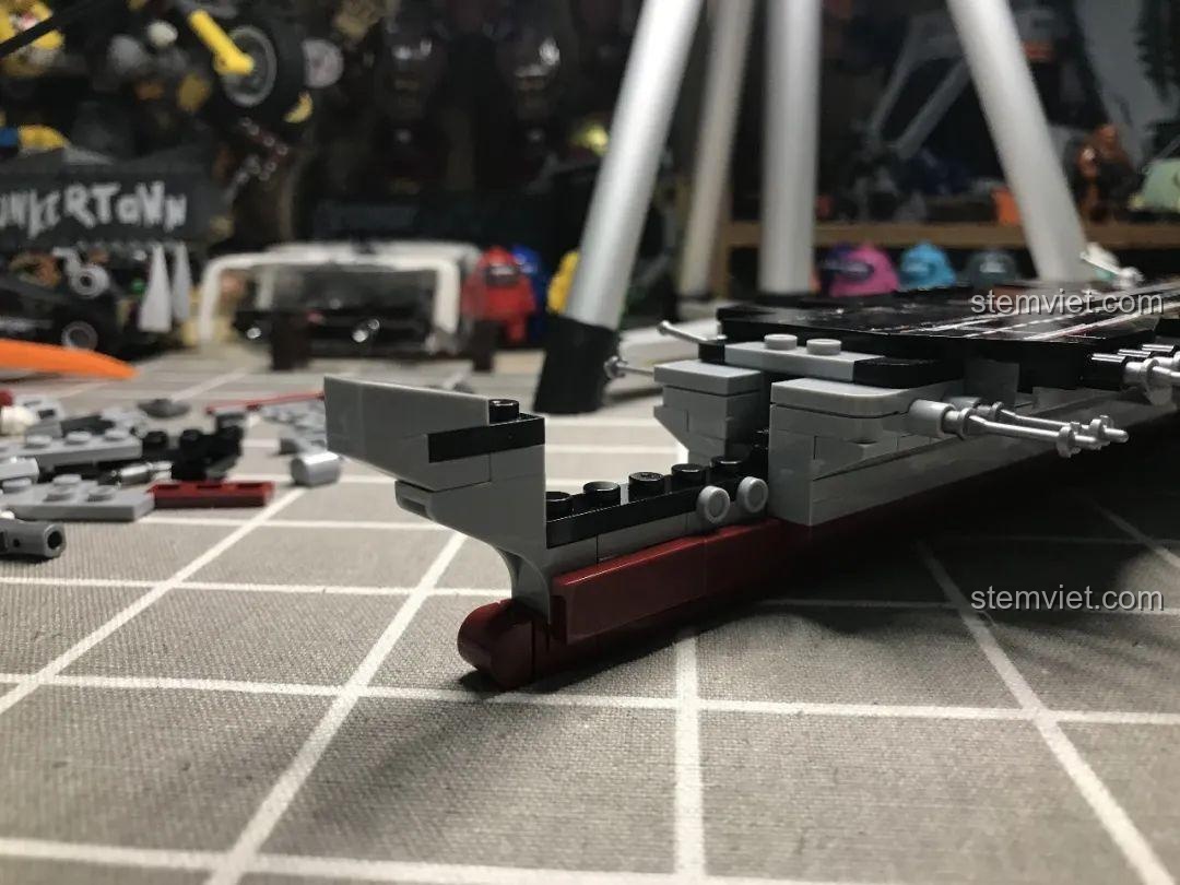 Toàn bộ boong tàu và mũi tàu sân bay Liêu Ninh 1563 đã được lắp ráp, tạo hình dáng hoàn chỉnh.